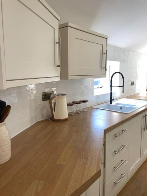 Churchview Apartments Сийхам Екстериор снимка